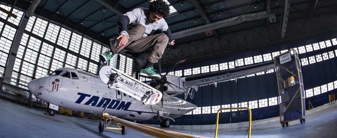 8 skateboarderi au luat cu asalt hangarul Tarom pentru o sesiune inedita pe placa