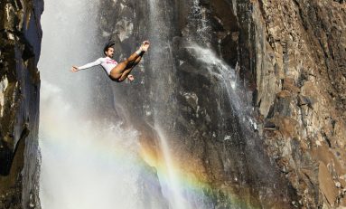 Premieră mondială: Săritură în apă de la 30 de metri, printre crocodili și pești tigru