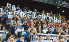 Spectatorii de la FED CUP, întâmpinaţi cu steguleţe tricolore şi carduri pentru autografe