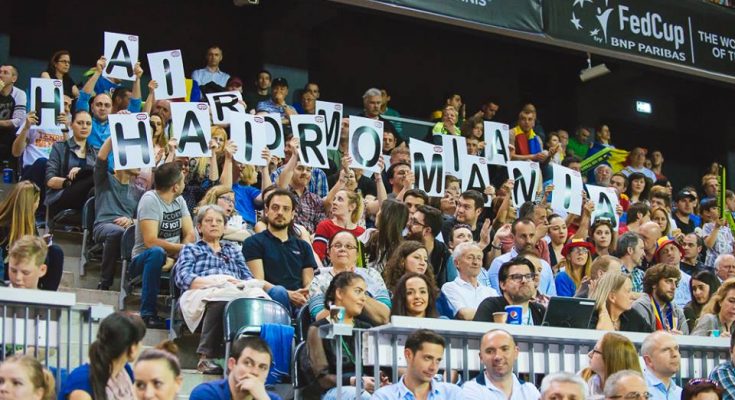 Spectatorii de la FED CUP, întâmpinaţi cu steguleţe tricolore şi carduri pentru autografe