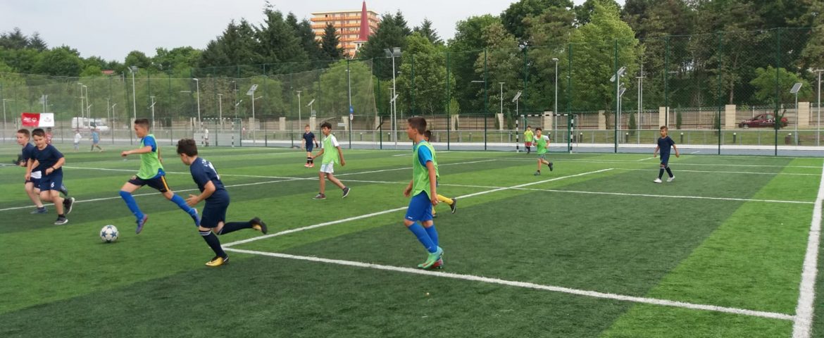 Copiii cu dizabilități intelectuale participă alături de elevi din școlile de masă la Turneele Regionale de Fotbal Special Olympics