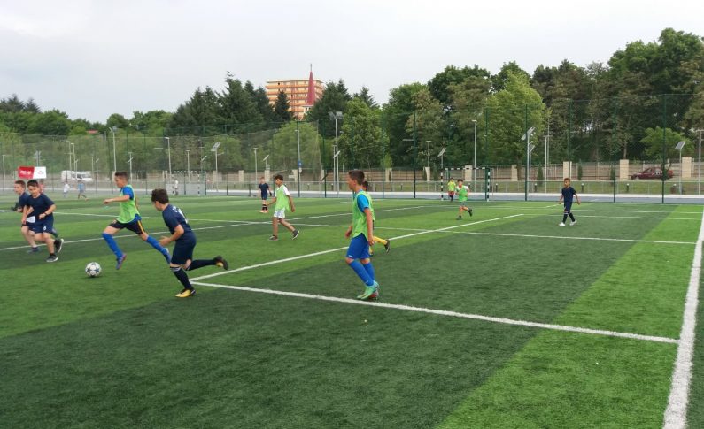 Copiii cu dizabilități intelectuale participă alături de elevi din școlile de masă la Turneele Regionale de Fotbal Special Olympics