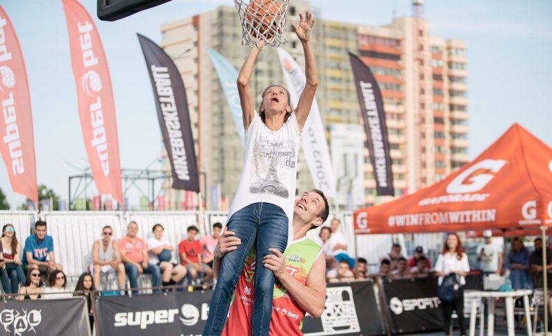 Dacă meciurile de baschet 3x3 sunt un sprint de 10 minute, Superbet Galați Streetball a fost un adevărat maraton de două zile, cu peste 200 de participanți, 98 de meciuri, 16 ore de competiție și un moment cu adevărat unic. Maratonista Alina Tecuț, participantă la Jocurile Olimpice de la Sydney, a reușit un slam-dunk cu sprijinul lui Adrian Guțoaia, fostul component al naționalei de baschet a României.