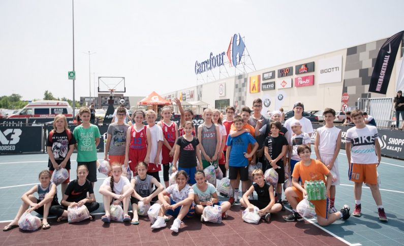Evenimentul care a avut loc în week-end la Shopping City Galați a fost o adevărată sărbătoare a baschetului pentru toate vârstele, de la 7-8 ani, până la cei de peste 40 de ani. Au fost dueluri aprige, unele decise în ultimele secunde de aruncări miraculoase, iar în fazele finale ale competiției au fost nu mai puțin de opt meciuri decise la o singură posesie.