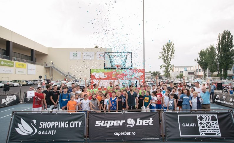 Invitată specială la Superbet Galați Streetball, atleta care are în palmares 9 maratoane câștigate a demonstrat că se descurcă de minune și cu mingea de baschet și le-a urat jucătorilor de baschet 3x3 să ajungă să reprezinte România la Jocurile Olimpice, așa cum a facut-o la rândul ei în carieră.