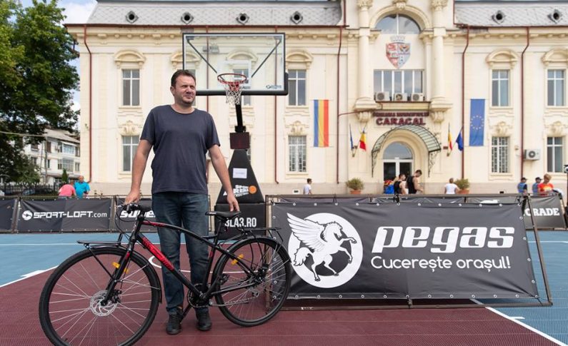 Pe lângă premiile oferite, campionii au fost răsplătiți cu inedite trofee realizate din ceramică de către maestrul în olărit Ionel Cococi din Vadastra. Fostul jucător profesionist de baschet Lucian Mușat, care în prezent pregătește mai multe grupe de copii în cadrul clubului ASC Dream Team, singurul din județul Olt afiliat la Federația Română de Baschet, a fost premiat cu o bicicletă în cadrul campaniei Pegas premiază excelența, inițiată de Sport Arena Streetball în parteneriat cu tradiționalul brand românesc de biciclete.