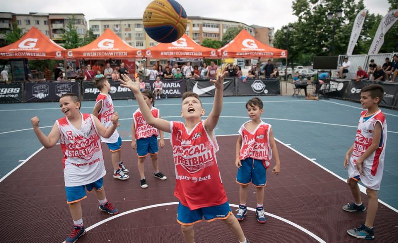 De altfel, Superbet Caracal Streetball a adunat la start nu mai puțin de 32 de echipe de copii și juniori, din totalul celor 56 înscrise, iar Leii București au fost din nou în top la categoriile baby și sub 14 ani, la fel ca și la turneele precedente.