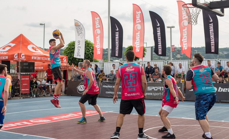 A doua ediție a Superbet Castorii Suceava Streetball a fost puternic afectată de condițiile meteo, dar spectacolul a fost la înălțime. Vlad Cobzaru, proaspăt absolvent al Universității Augusta din SUA împreună cu coechipierii săi din echipa US of Moldova au câștigat categoria Open Masculin și au încasat cecul în valoare de 4500 de lei. În meciul vedetelor, Dorin Goian a marcat coș după coș în duelul cu puștii din naționala Ucrainei, și a comentat pe margine cu prietenii meciurile de la Campionatul Mondial de fotbal.