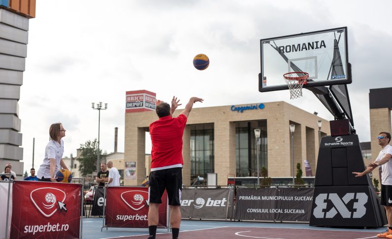 Competiția masculină de la Superbet Suceava Streetball a fost dominată de echipa US of Moldova, cu Vlad Cobzaru în mare formă. Acesta a marcat 10 dintre cele 21 de puncte ale echipei sale în finală, incluzând un spectaculos slam-dunk și și-a condus echipa spre victorie în meciul cu Camarazii, scor final 21-13.