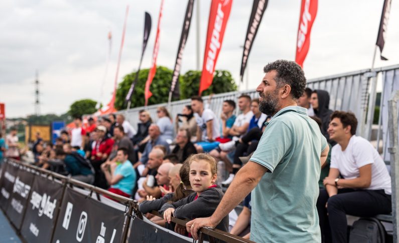 Echipele clubului local Castorii au dominat competiția în categoriile rezervate juniorilor, în timp ce echipa ucrainiană Che s-a impus la categoria veteranilor, plus 35 de ani. Nici spectatorii nu au plecat cu mâna goală de la eveniment. Campionii de la concursurile de aruncări Superbet Shooting Challenge au fost răsplătiți cu 250 de lei pentru peformanțele lor și au dovedit că, indiferent dacă ești profesionist sau amator, evenimentele de baschet 3x3 oferă tuturor o șansă de a străluci pe teren.