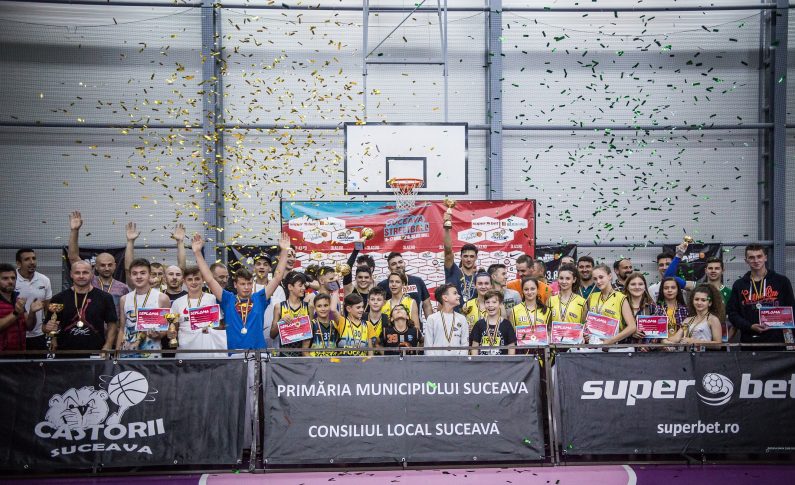 Peste 150 de participanți au jucat baschet în week-end la Suceava, în cel mai important eveniment sportiv al verii din orașul bucovinean, care a fost organizat cu sprijinul Iulius Mall și al clubului Castorii Suceava și susținut de către Primăria Municipiului Suceava și a Consiliului Local Suceava. Partenerii locali ai evenimentului au fost Direcția Județeană pentru Sport Suceava, Bistro Lovegan și Ecooptic. Circuitul național de baschet 3x3 Sport Arena Streetball Tour 2018 este susținut de: Superbet, Nike, sport-loft.com, Ursus Cooler, Gatorade, Kiss FM, Horizon, Ideal Board Games și Pegas.