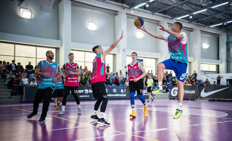 Ploaia a fost cel mai mare adversar al baschetbaliștilor care s-au înscris în număr mare la Superbet Castorii Suceava Streetball. Turneul programat să se dispute pe terenurile amenajate în parcarea Iulius Mall a fost nevoit să se încheie duminică în sala Colegiului Național Ștefan cel Mare din Suceava. Cu toate acestea baschetul a fost în continuare pe primul plan și microbul l-a prins și pe fostul component al naționalei României de fotbal, Dorin Goian. Acesta a fost prezent în meciul vedetelor, acolo unde a jucat împreună cu handbalistul Adrian Chiruț și consilierul local Daniel Prorociuc. Cei trei s-au duelat cu puștii din naționala de baschet a Ucrainei, care au fost prezenți la eveniment.